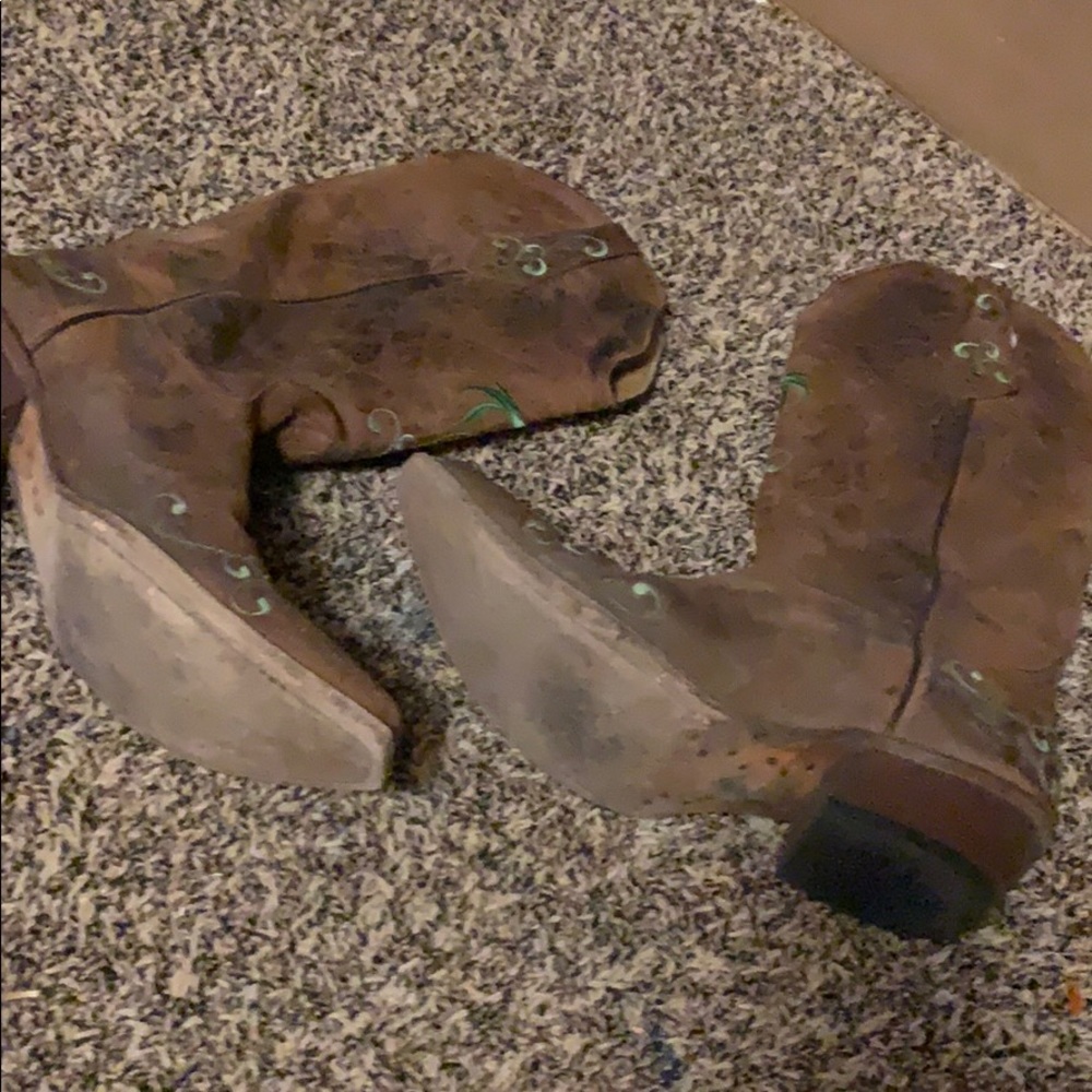 Boots - Picture 5 of 8